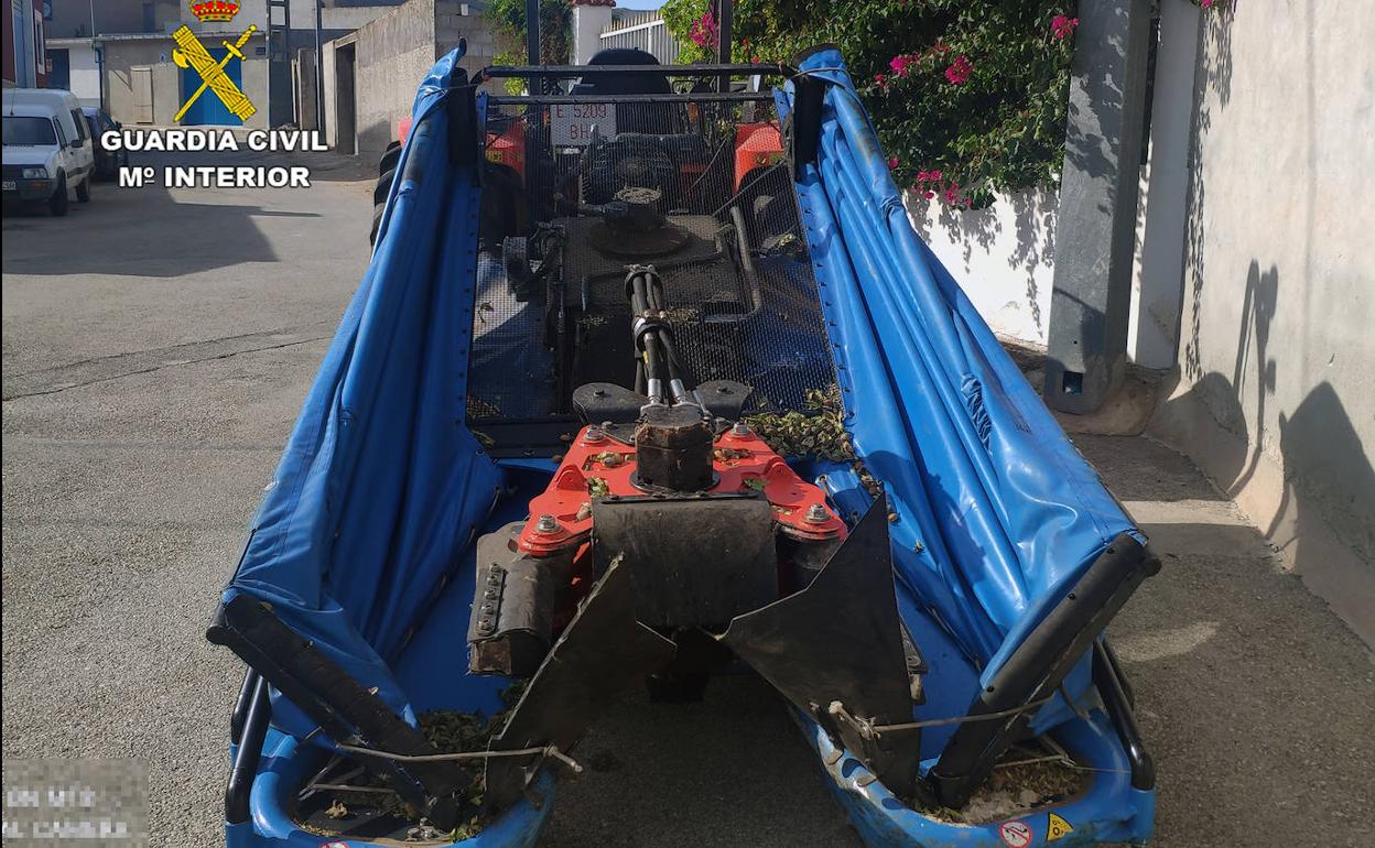 El tractor con la máquina usada para recoger la almendra.