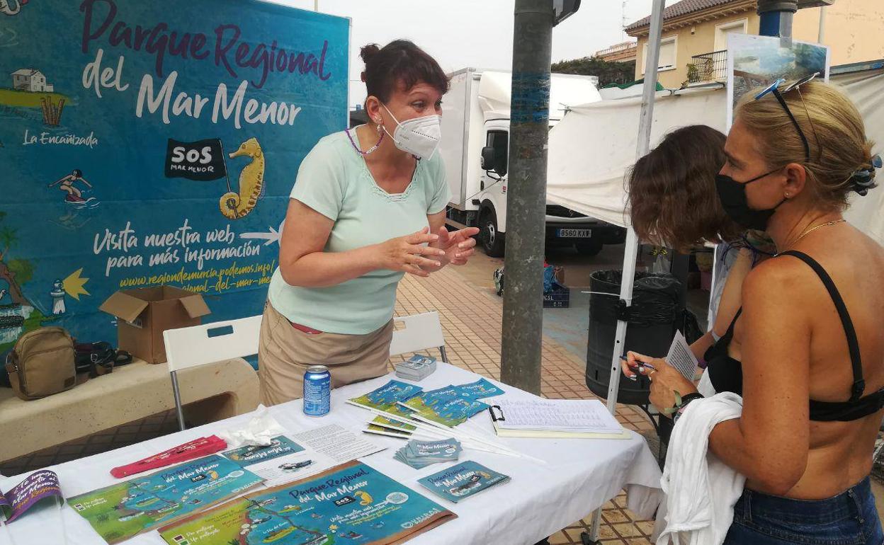 María Marín, este jueves, en la mesa informativa instalada en el mercadillo de Los Urrutias.