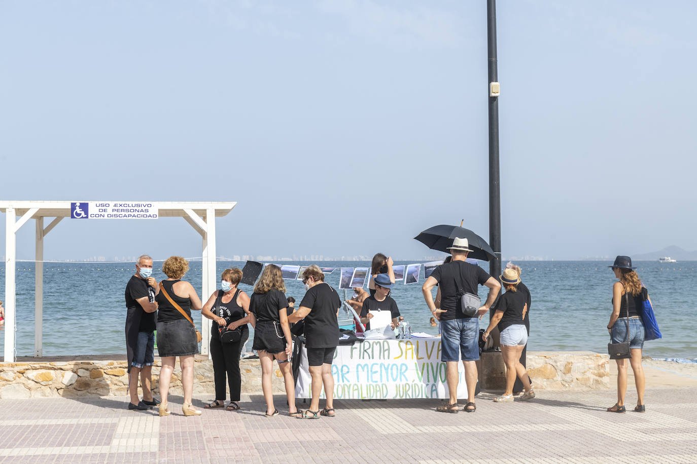 Los Alcázares acogió otras de las concentraciones, en la que muchos de los congregados vestían camisetas negras de luto ecológico.