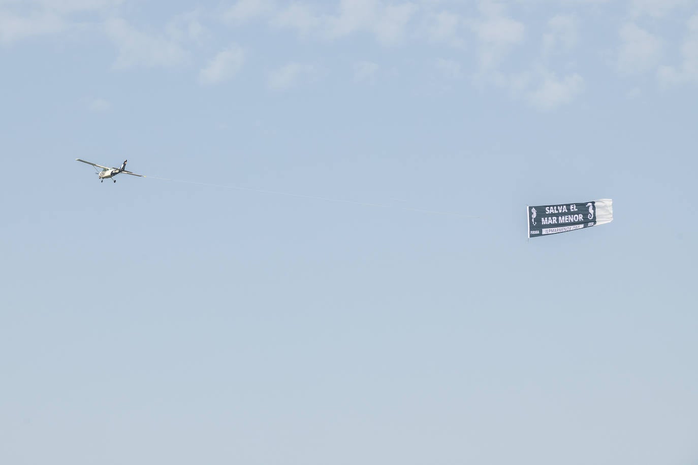 Los Alcázares acogió otras de las concentraciones, en la que muchos de los congregados vestían camisetas negras de luto ecológico.