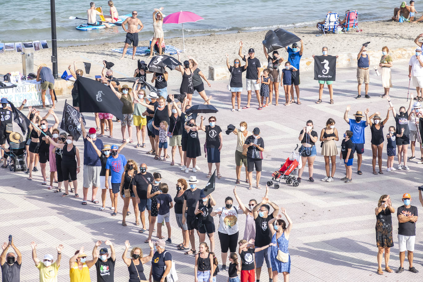 Los Alcázares acogió otras de las concentraciones, en la que muchos de los congregados vestían camisetas negras de luto ecológico.