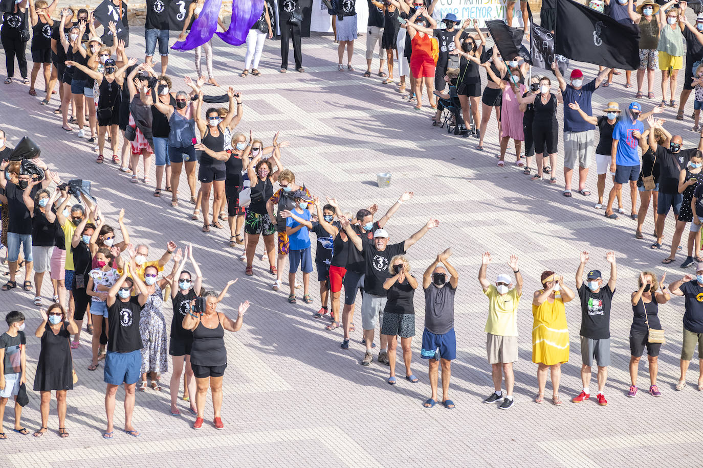 Los Alcázares acogió otras de las concentraciones, en la que muchos de los congregados vestían camisetas negras de luto ecológico.