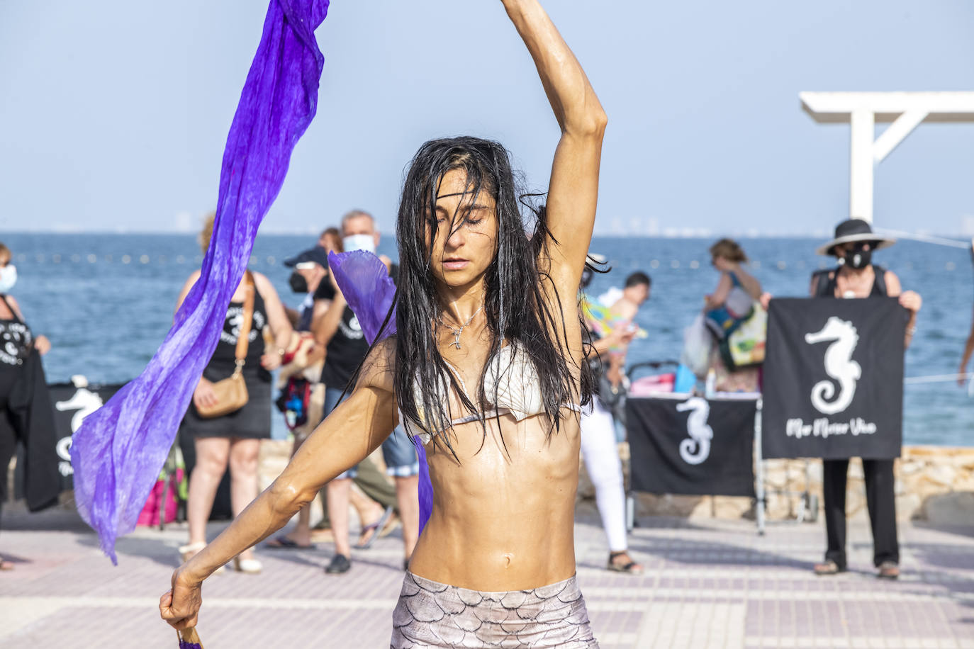 Los Alcázares acogió otras de las concentraciones, en la que muchos de los congregados vestían camisetas negras de luto ecológico.