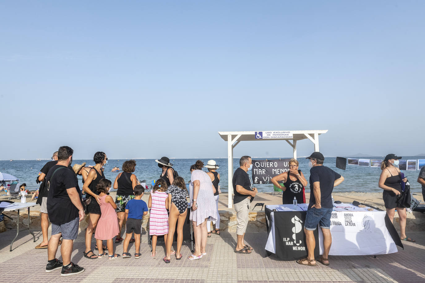 Los Alcázares acogió otras de las concentraciones, en la que muchos de los congregados vestían camisetas negras de luto ecológico.