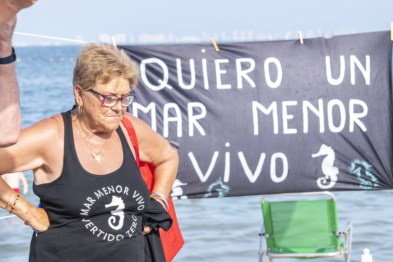 Los Alcázares acogió otras de las concentraciones, en la que muchos de los congregados vestían camisetas negras de luto ecológico.
