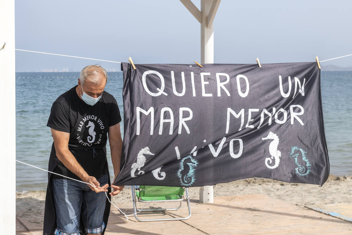 Los Alcázares acogió otras de las concentraciones, en la que muchos de los congregados vestían camisetas negras de luto ecológico.