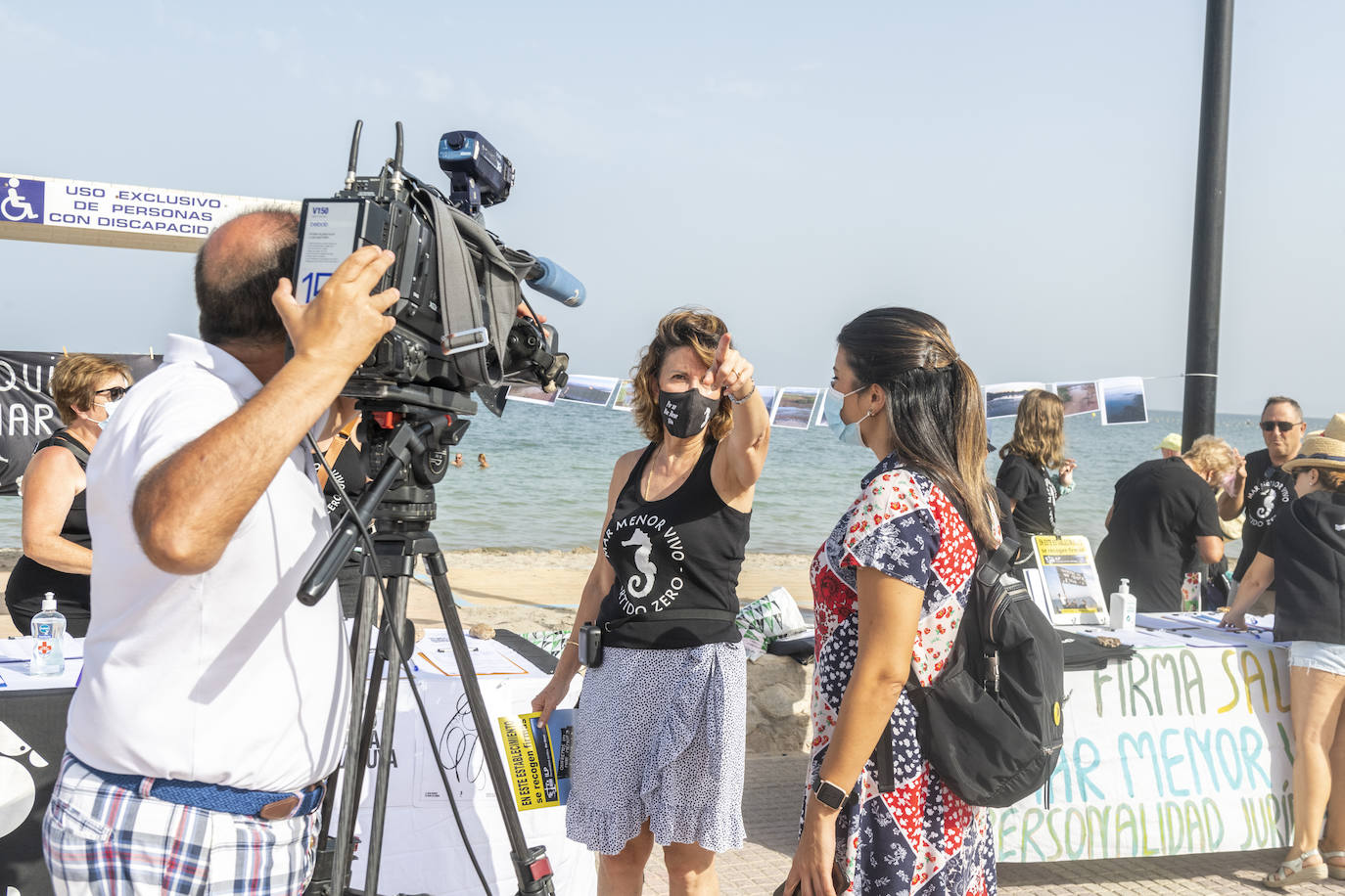 Los Alcázares acogió otras de las concentraciones, en la que muchos de los congregados vestían camisetas negras de luto ecológico.