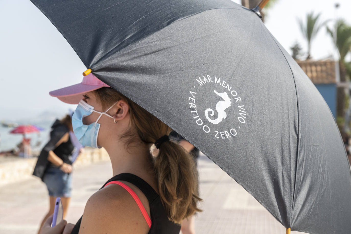 Los Alcázares acogió otras de las concentraciones, en la que muchos de los congregados vestían camisetas negras de luto ecológico.