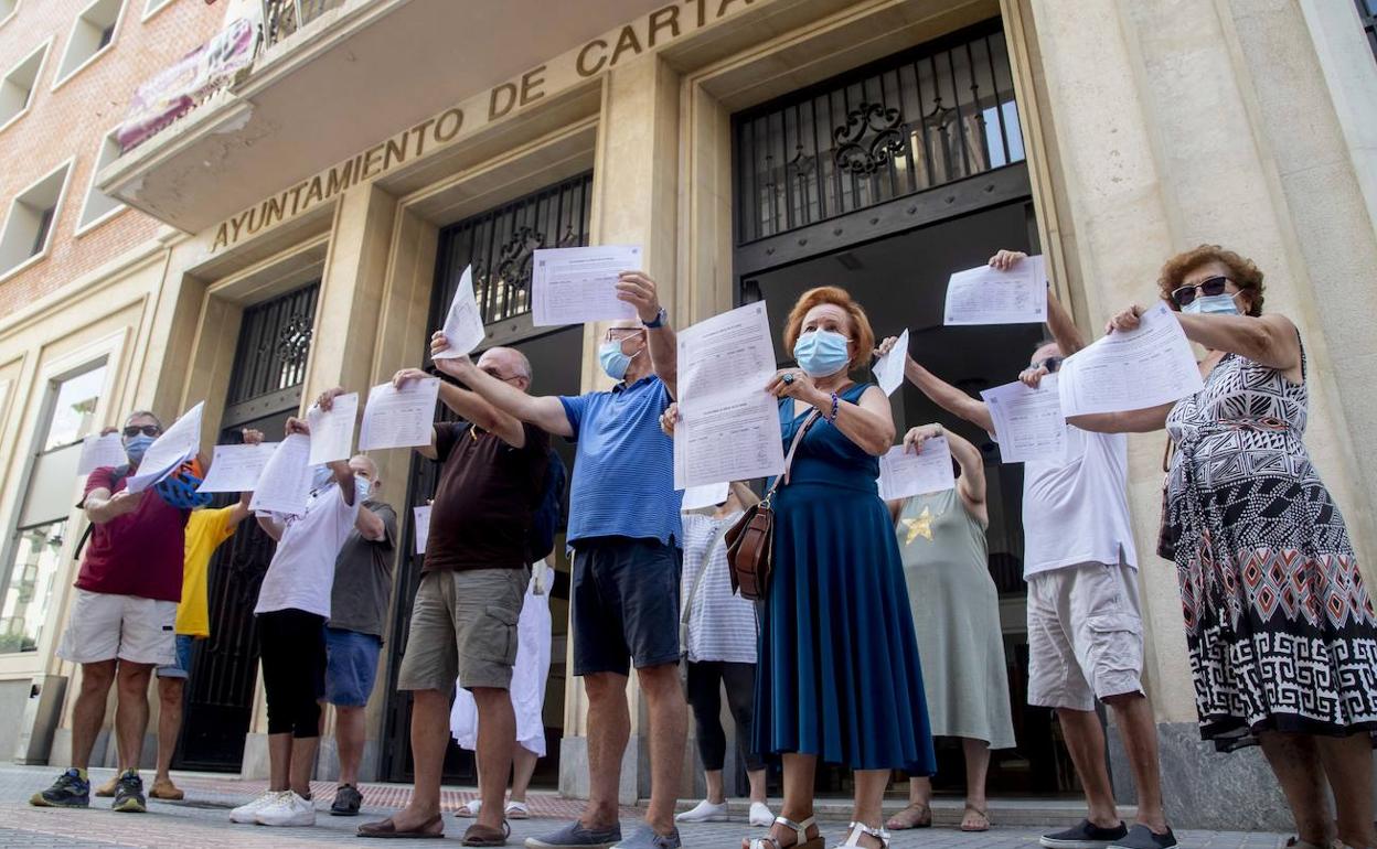 Concentración frente al edificio administrativo de San Miguel, este viernes, antes de presentar las firmas.