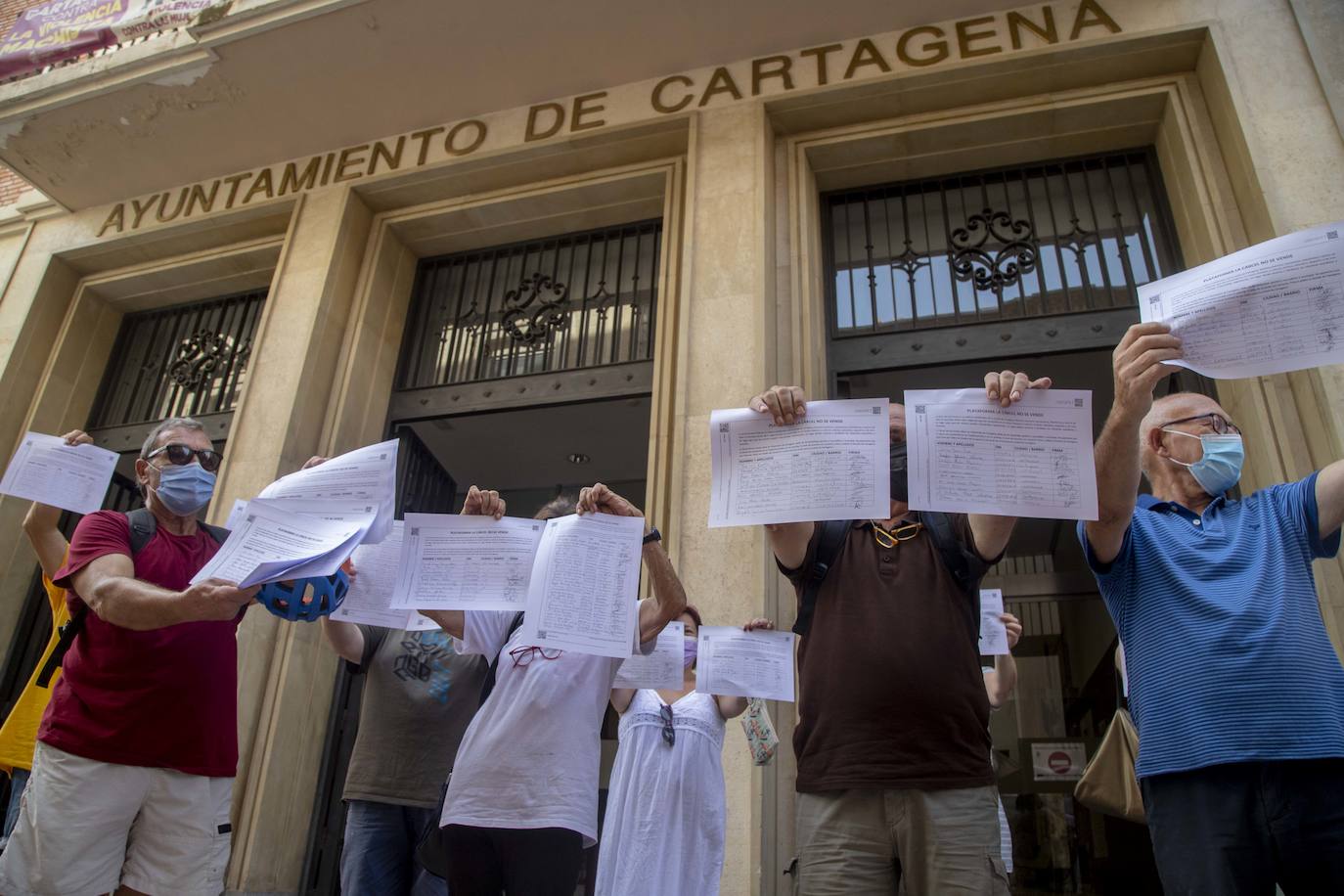 Fotos: Los vecinos protestan contra la demolición de la cárcel de San Antón en Cartagena
