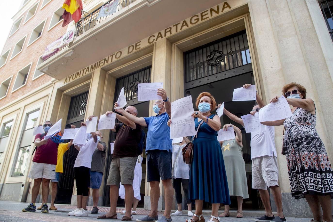 Fotos: Los vecinos protestan contra la demolición de la cárcel de San Antón en Cartagena