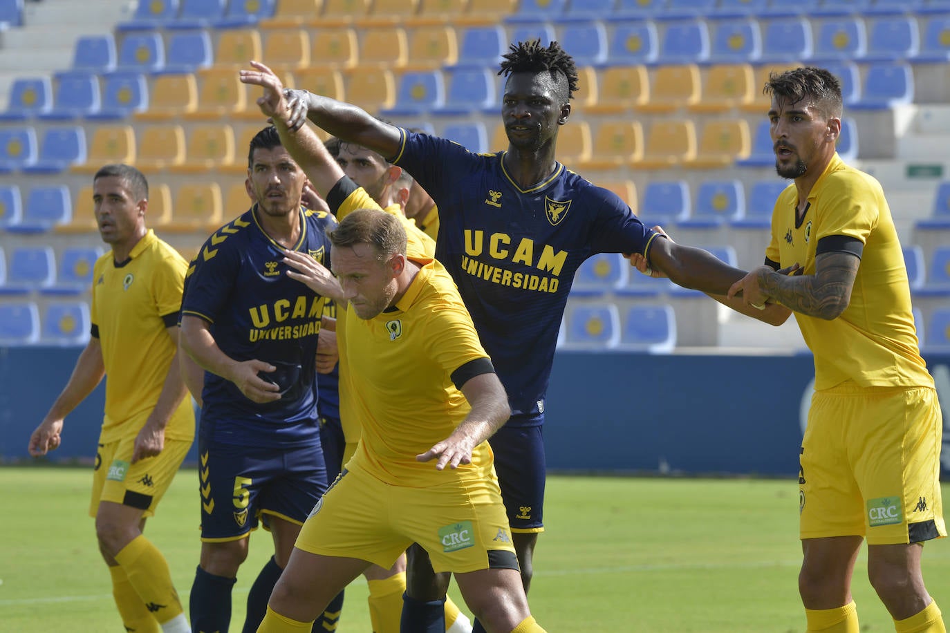 Instante del encuentro disputado este sábado entre el UCAM CF y el Hércules.