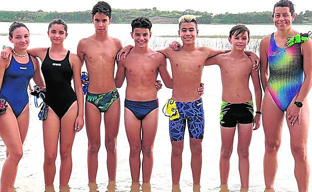 Los seis triatletas murcianos que han acudido al encuentro nacional, con su entrenadora. 