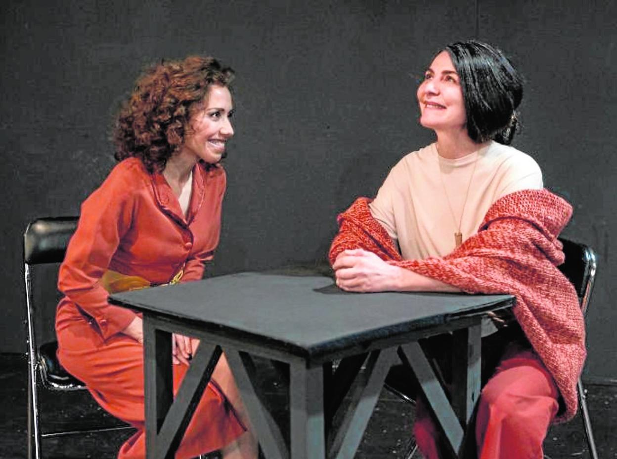 Las actrices Nuria García y Ana Fernández durante una escena de la función. 