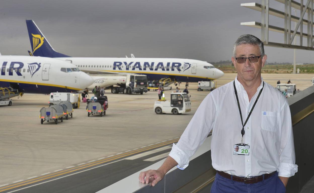 Mariano Menor posa junto a la zona de estacionamiento de aviones del aeropuerto regional.