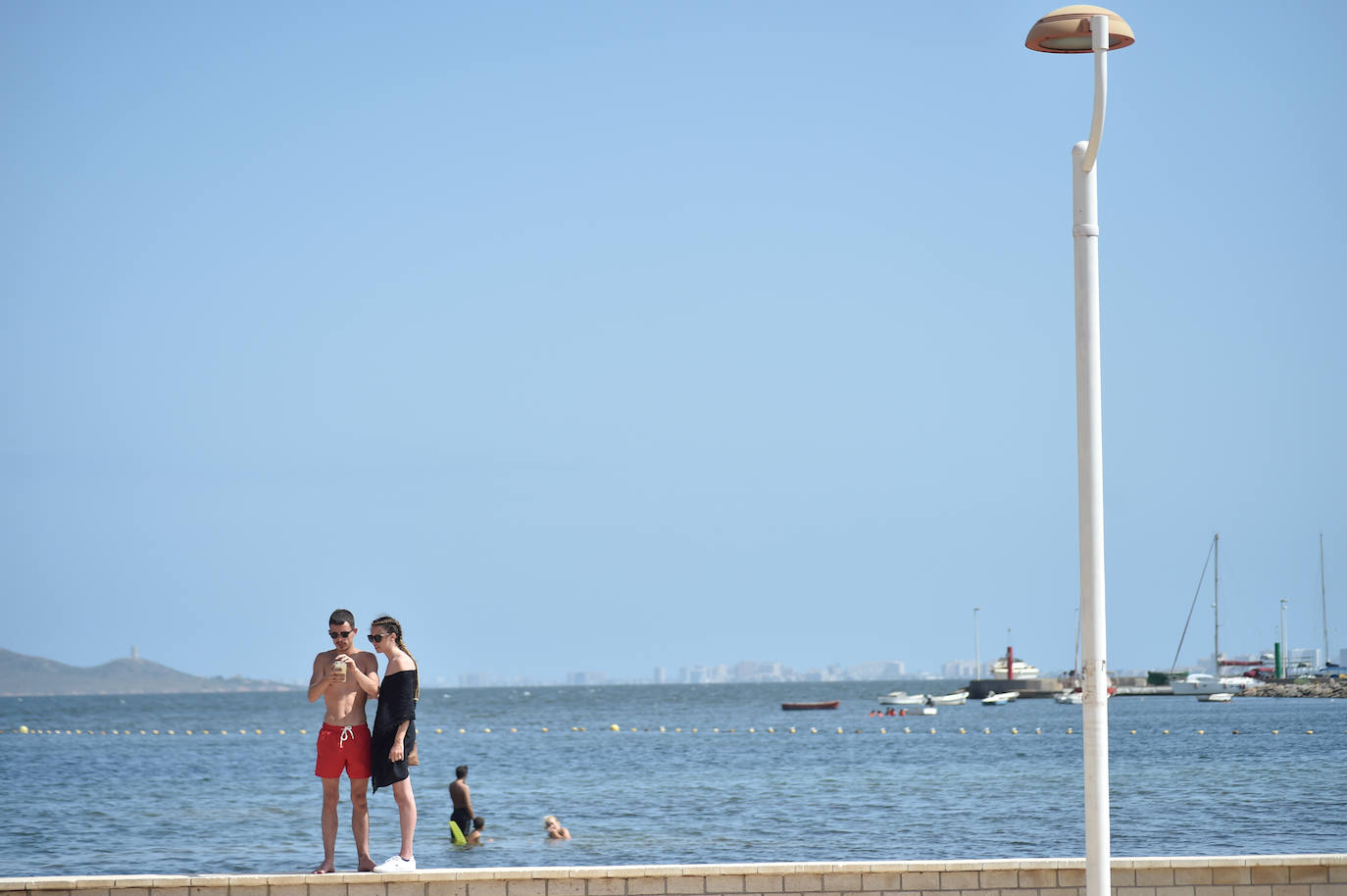 Fotos: Vecinos y turistas, «de luto» por la crisis del Mar Menor