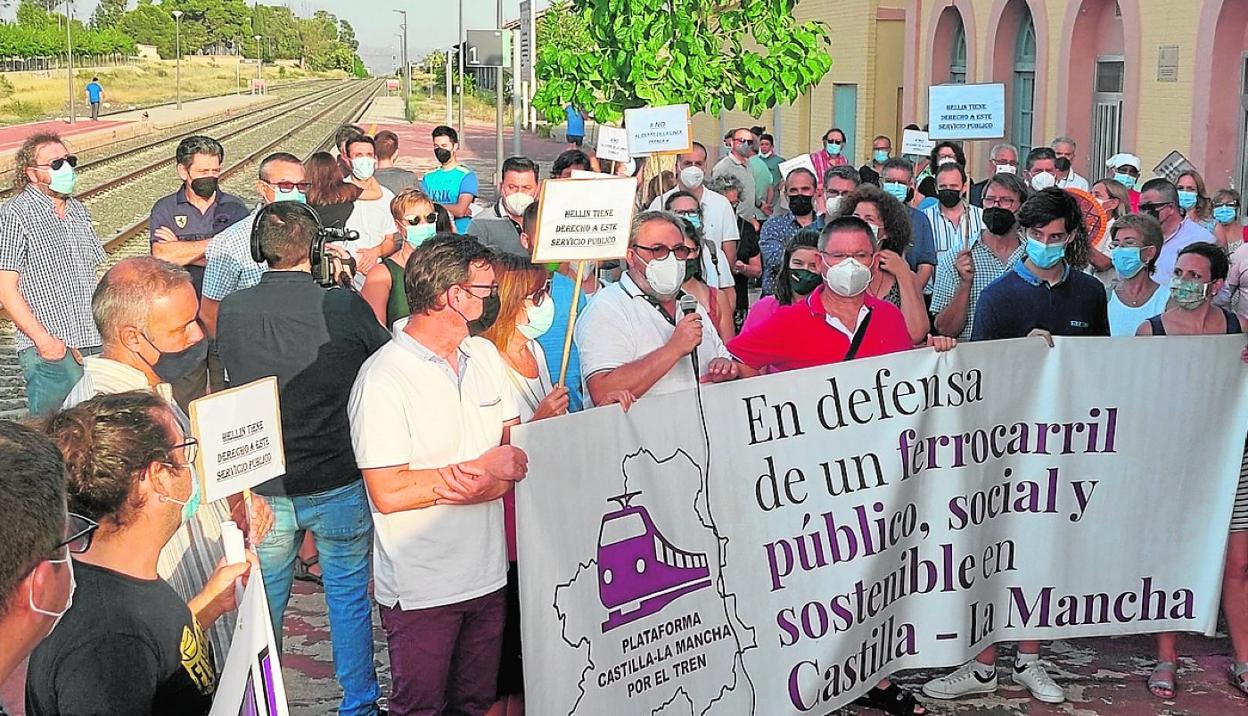 Manifestantes sujetan una pancarta, ayer, en la estación de ferrocarril de Hellín. 