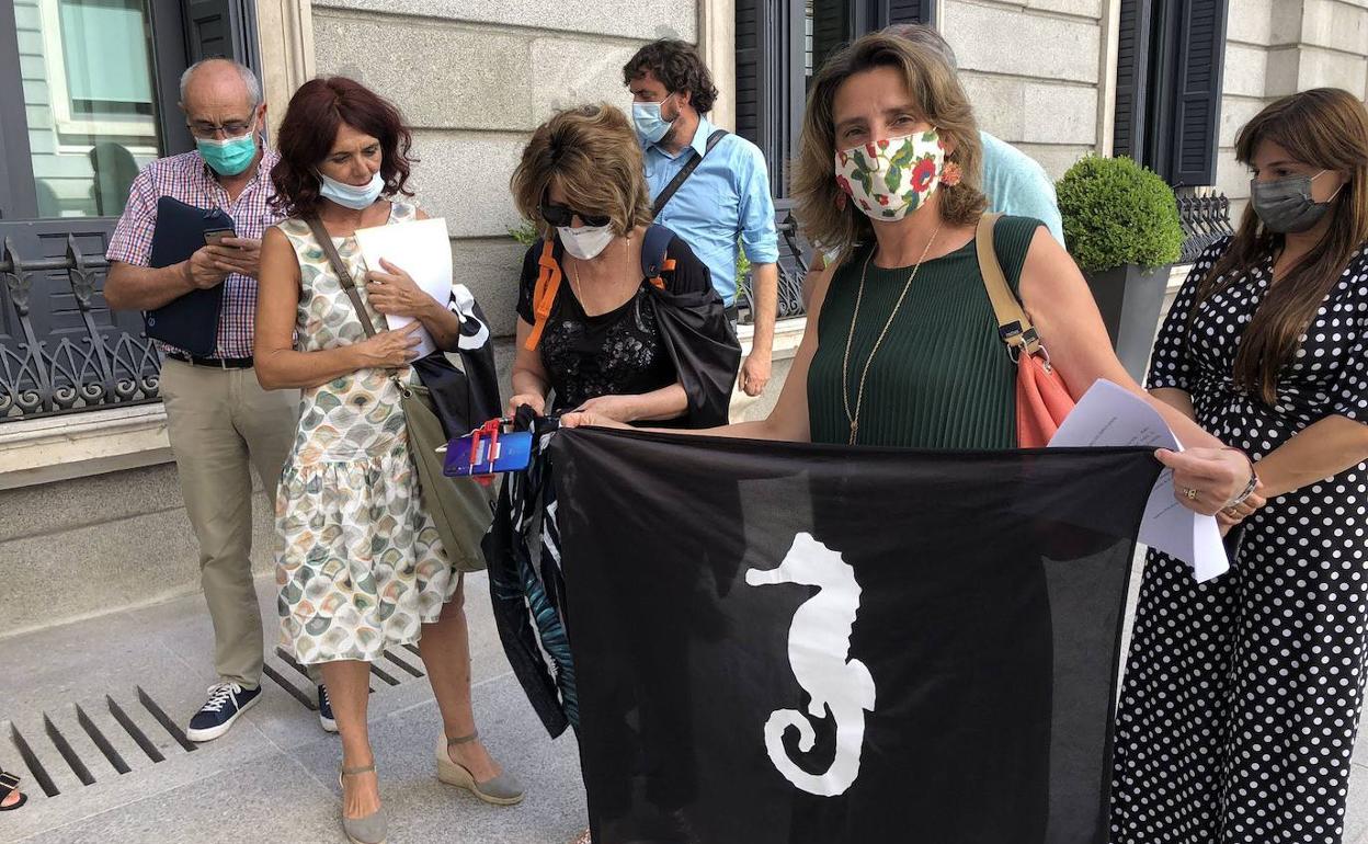 La ministra para la Transición Ecológica, Teresa Ribera, con una bandera de apoyo al Mar Menor, en una imagen de archivo. 