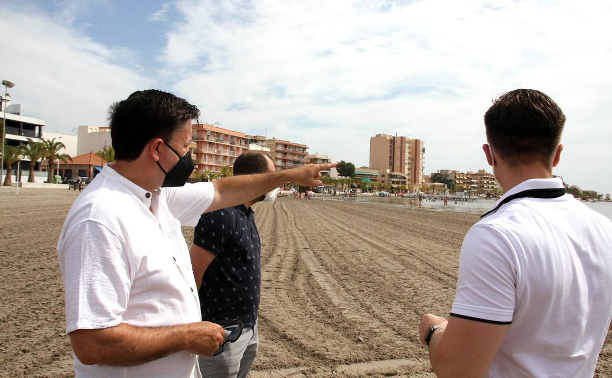 Miembros de Ciudadanos en una playa del Mar Menor.