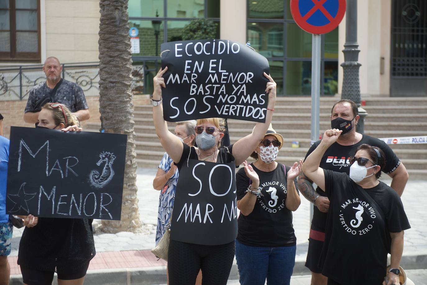 Fotos: Colectivos vecinales y ecologistas protestan en defensa del Mar Menor al paso de La Vuelta