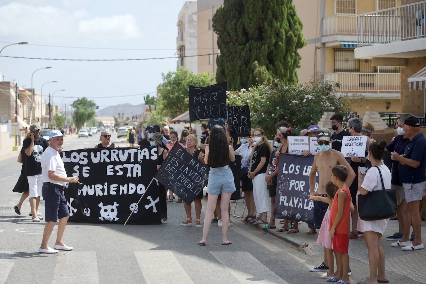 Fotos: Colectivos vecinales y ecologistas protestan en defensa del Mar Menor al paso de La Vuelta
