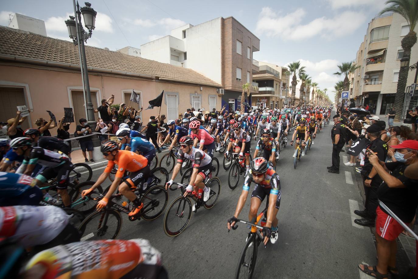 Fotos: Colectivos vecinales y ecologistas protestan en defensa del Mar Menor al paso de La Vuelta