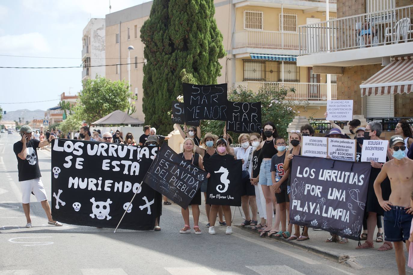 Fotos: Colectivos vecinales y ecologistas protestan en defensa del Mar Menor al paso de La Vuelta