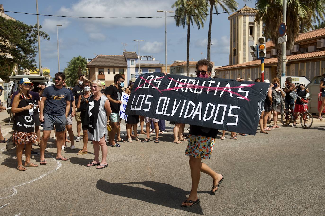 Fotos: Colectivos vecinales y ecologistas protestan en defensa del Mar Menor al paso de La Vuelta