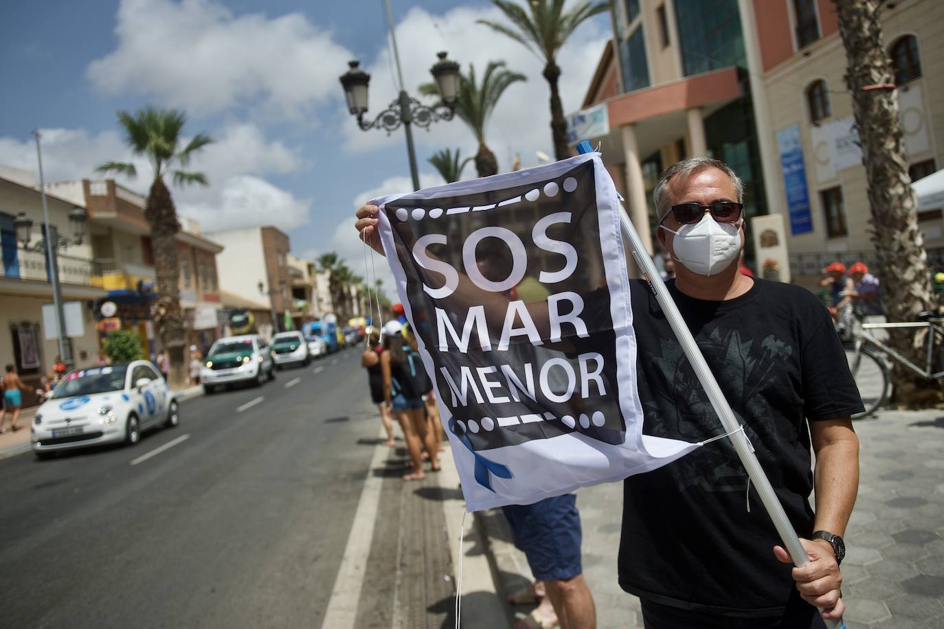 Fotos: Colectivos vecinales y ecologistas protestan en defensa del Mar Menor al paso de La Vuelta