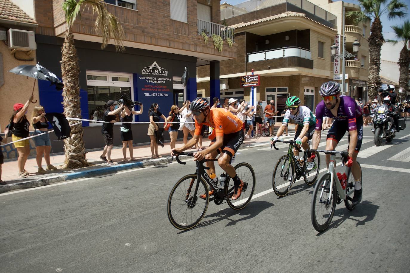 Fotos: Colectivos vecinales y ecologistas protestan en defensa del Mar Menor al paso de La Vuelta