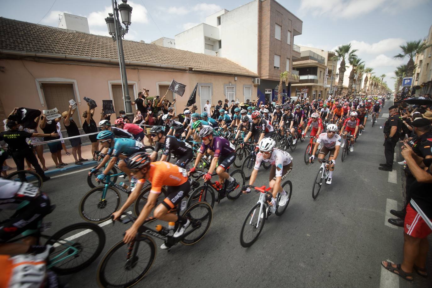 Fotos: Colectivos vecinales y ecologistas protestan en defensa del Mar Menor al paso de La Vuelta