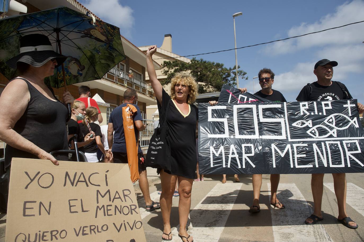 Fotos: Colectivos vecinales y ecologistas protestan en defensa del Mar Menor al paso de La Vuelta