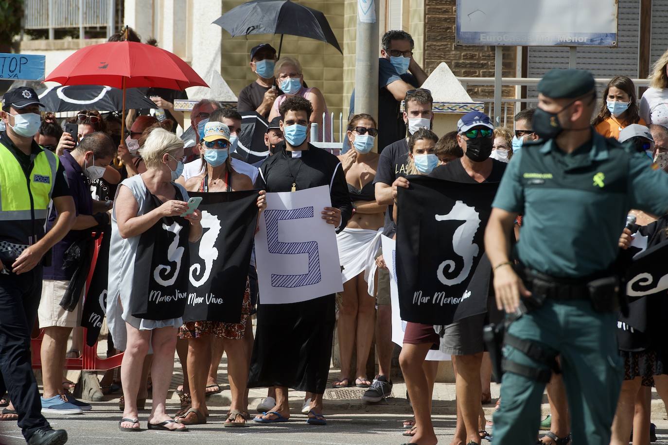 Fotos: Colectivos vecinales y ecologistas protestan en defensa del Mar Menor al paso de La Vuelta