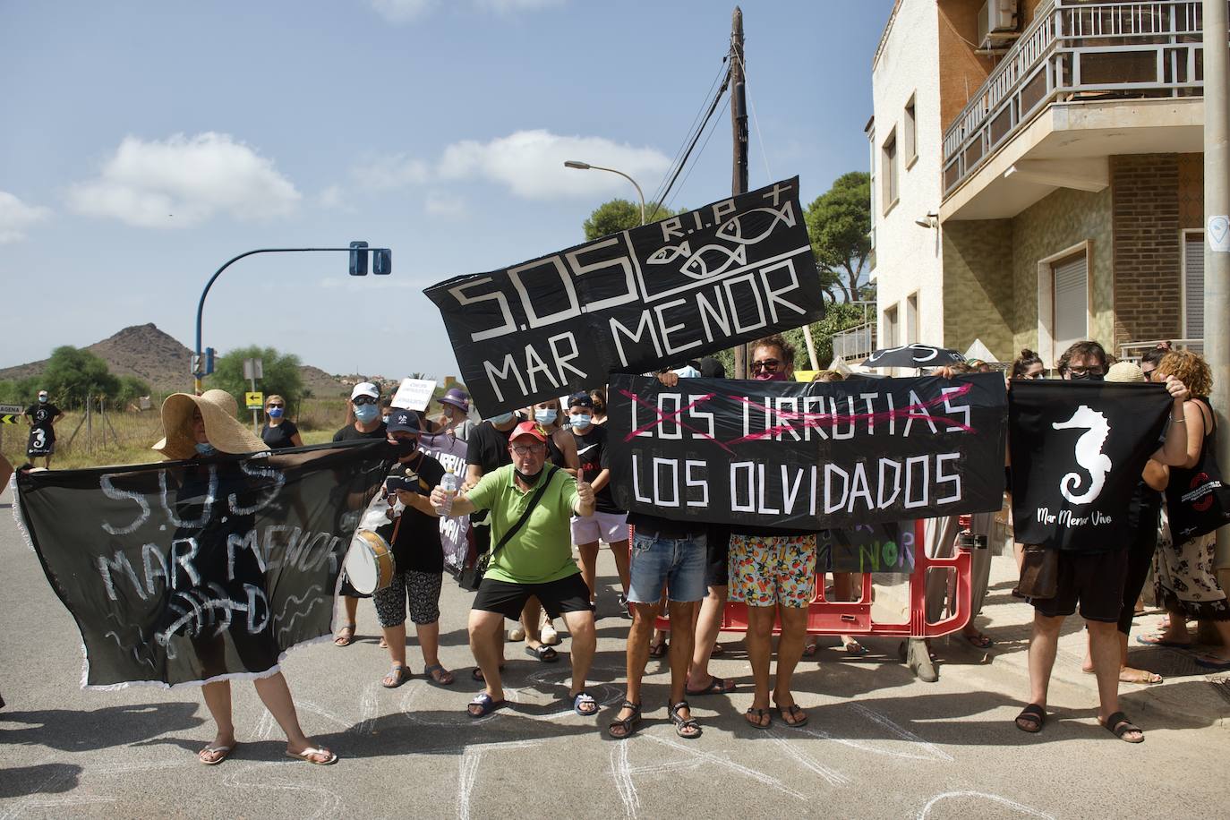 Fotos: Colectivos vecinales y ecologistas protestan en defensa del Mar Menor al paso de La Vuelta