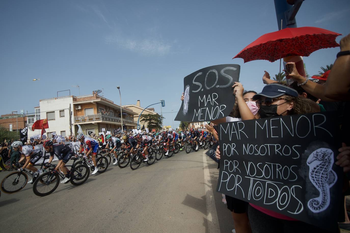 Fotos: Colectivos vecinales y ecologistas protestan en defensa del Mar Menor al paso de La Vuelta