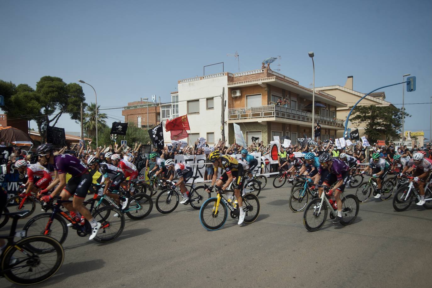 Fotos: Colectivos vecinales y ecologistas protestan en defensa del Mar Menor al paso de La Vuelta