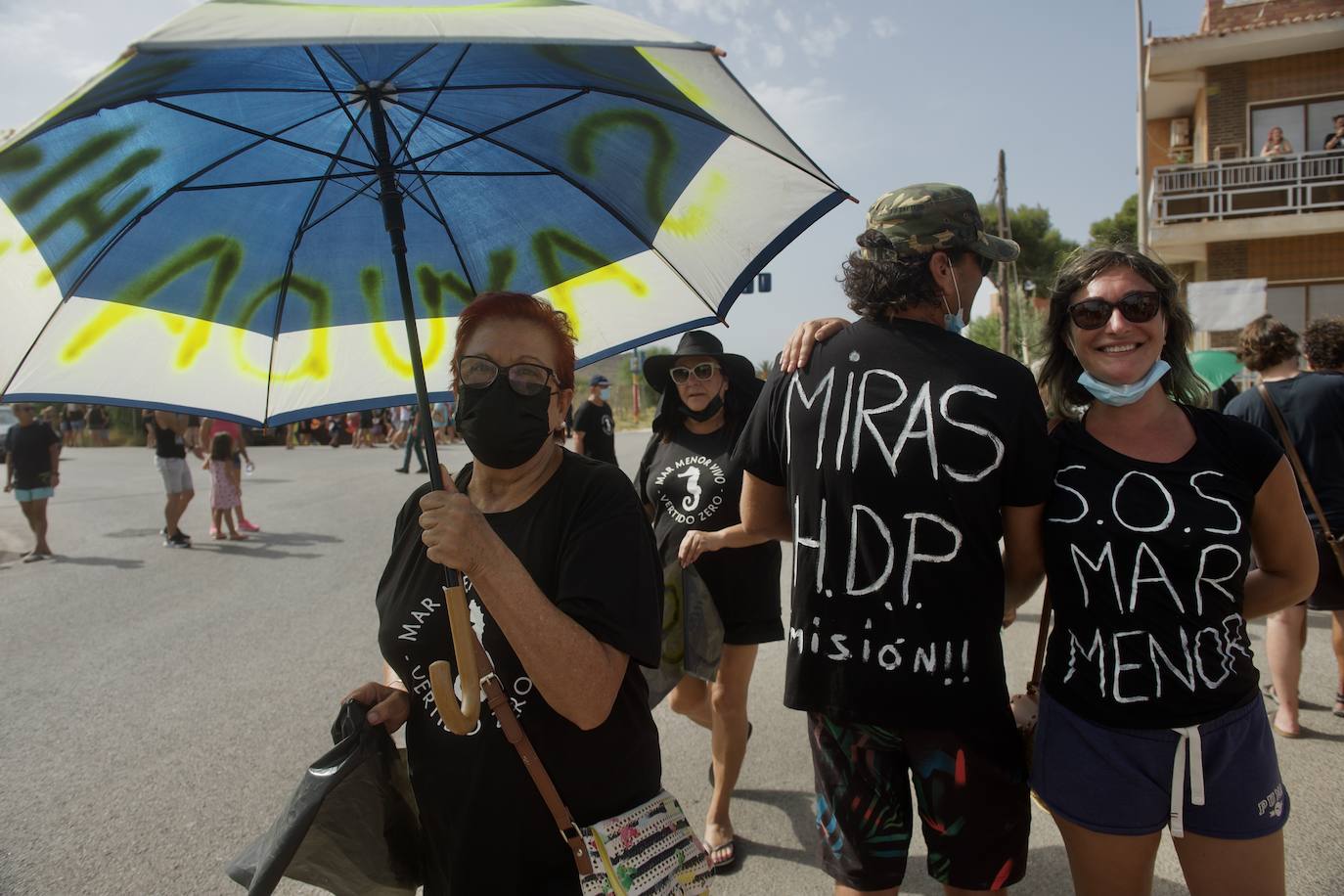 Fotos: Colectivos vecinales y ecologistas protestan en defensa del Mar Menor al paso de La Vuelta