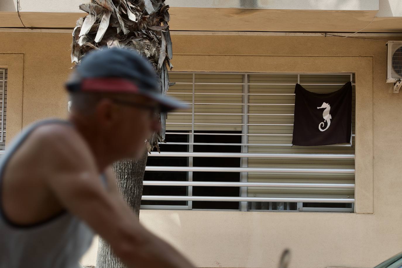 Fotos: Colectivos vecinales y ecologistas protestan en defensa del Mar Menor al paso de La Vuelta