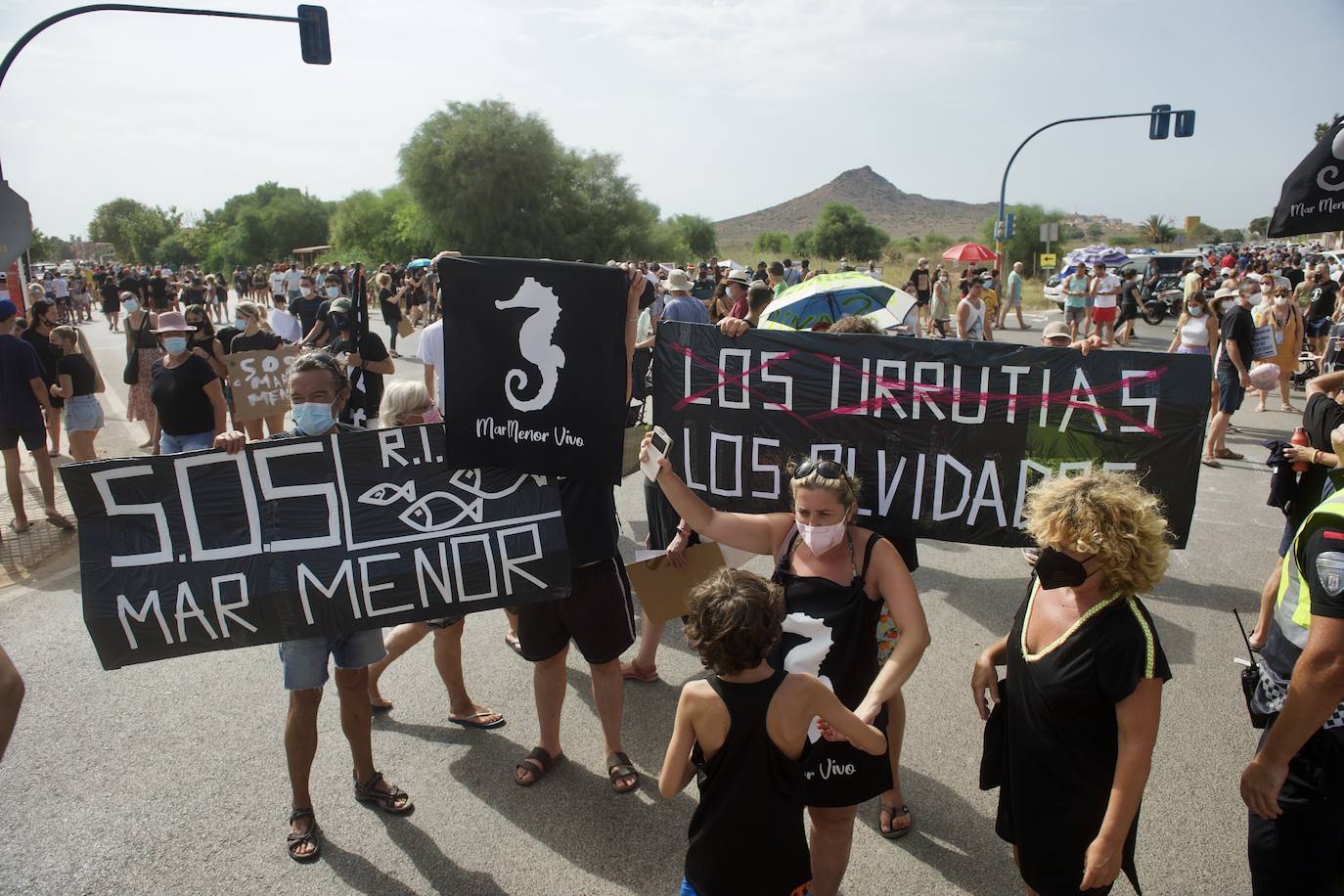 Fotos: Colectivos vecinales y ecologistas protestan en defensa del Mar Menor al paso de La Vuelta
