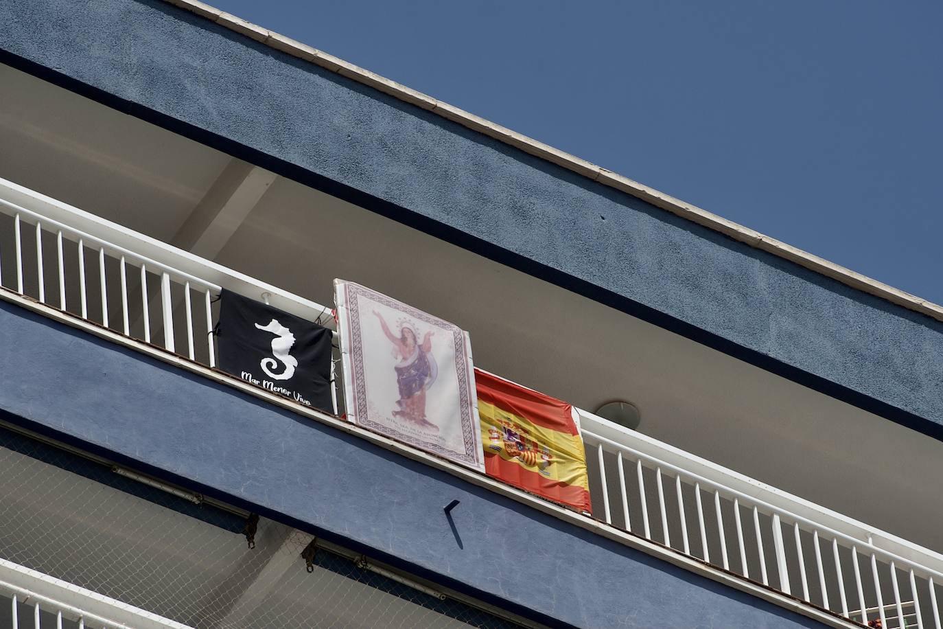 Fotos: Colectivos vecinales y ecologistas protestan en defensa del Mar Menor al paso de La Vuelta