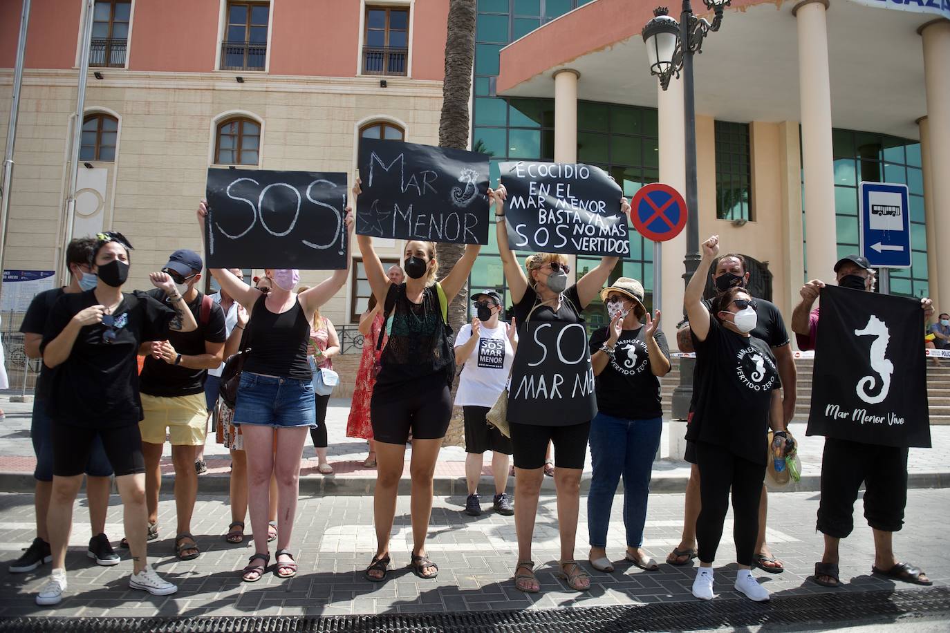 Fotos: Colectivos vecinales y ecologistas protestan en defensa del Mar Menor al paso de La Vuelta