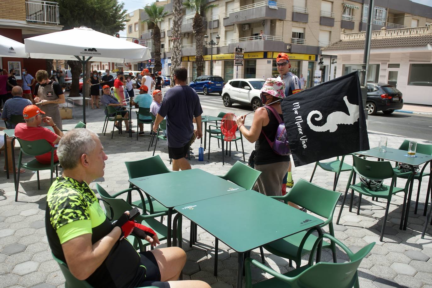 Fotos: Colectivos vecinales y ecologistas protestan en defensa del Mar Menor al paso de La Vuelta