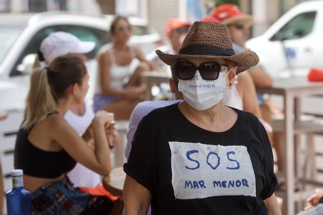 Fotos: Colectivos vecinales y ecologistas protestan en defensa del Mar Menor al paso de La Vuelta