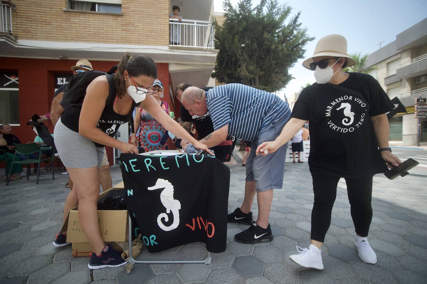 Fotos: Colectivos vecinales y ecologistas protestan en defensa del Mar Menor al paso de La Vuelta