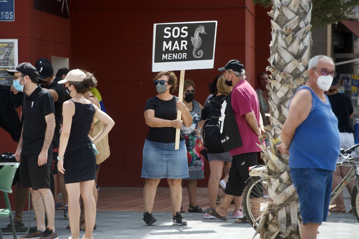 Fotos: Colectivos vecinales y ecologistas protestan en defensa del Mar Menor al paso de La Vuelta