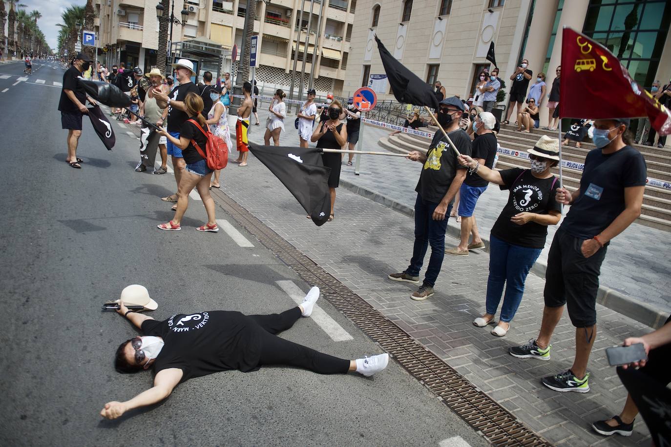 Fotos: Colectivos vecinales y ecologistas protestan en defensa del Mar Menor al paso de La Vuelta