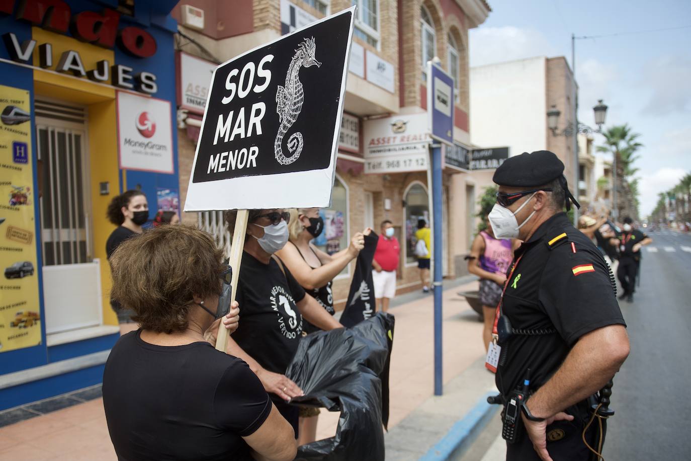 Fotos: Colectivos vecinales y ecologistas protestan en defensa del Mar Menor al paso de La Vuelta