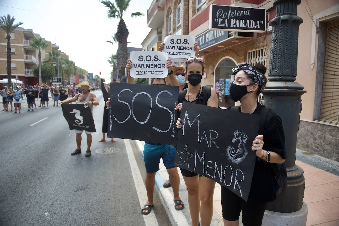 Fotos: Colectivos vecinales y ecologistas protestan en defensa del Mar Menor al paso de La Vuelta
