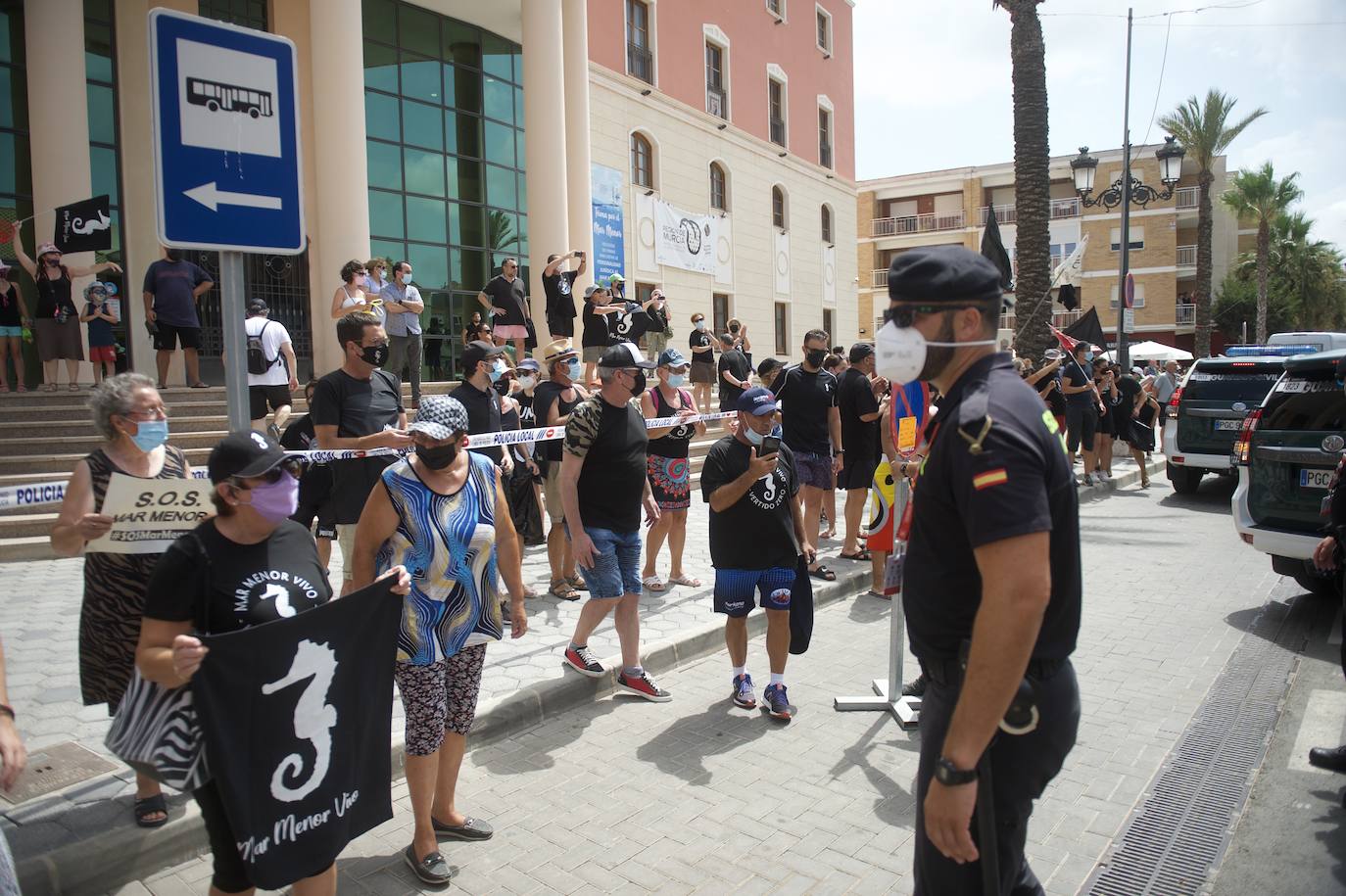Fotos: Colectivos vecinales y ecologistas protestan en defensa del Mar Menor al paso de La Vuelta