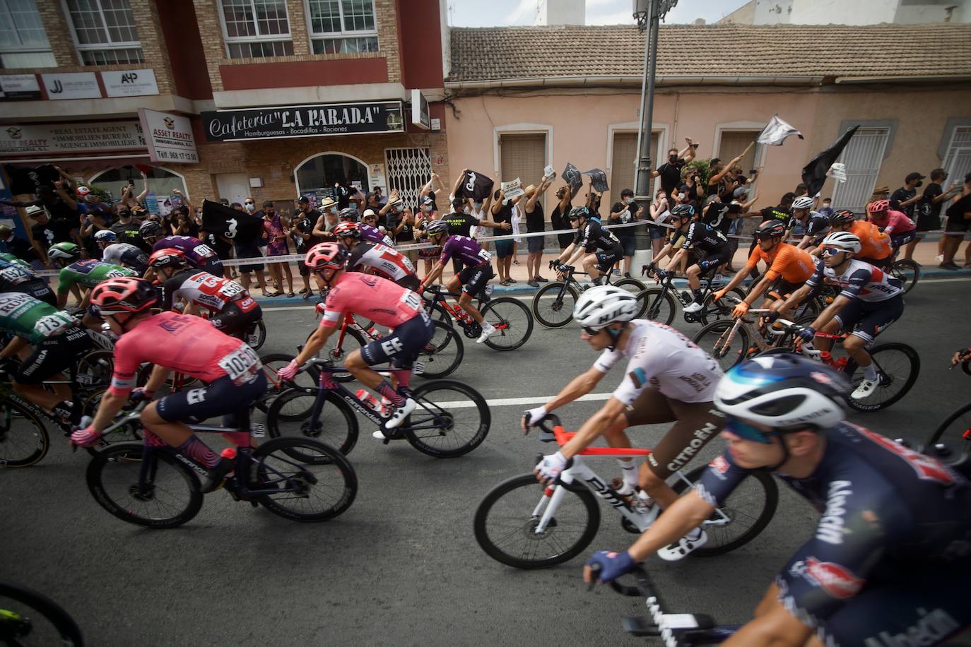 Fotos: Colectivos vecinales y ecologistas protestan en defensa del Mar Menor al paso de La Vuelta